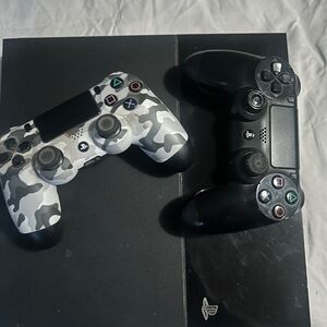 Play station 4 slim / 1 tb with 2 controllers